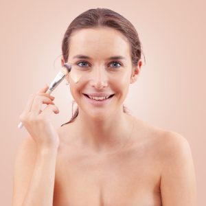 femeie care aplica BB cream