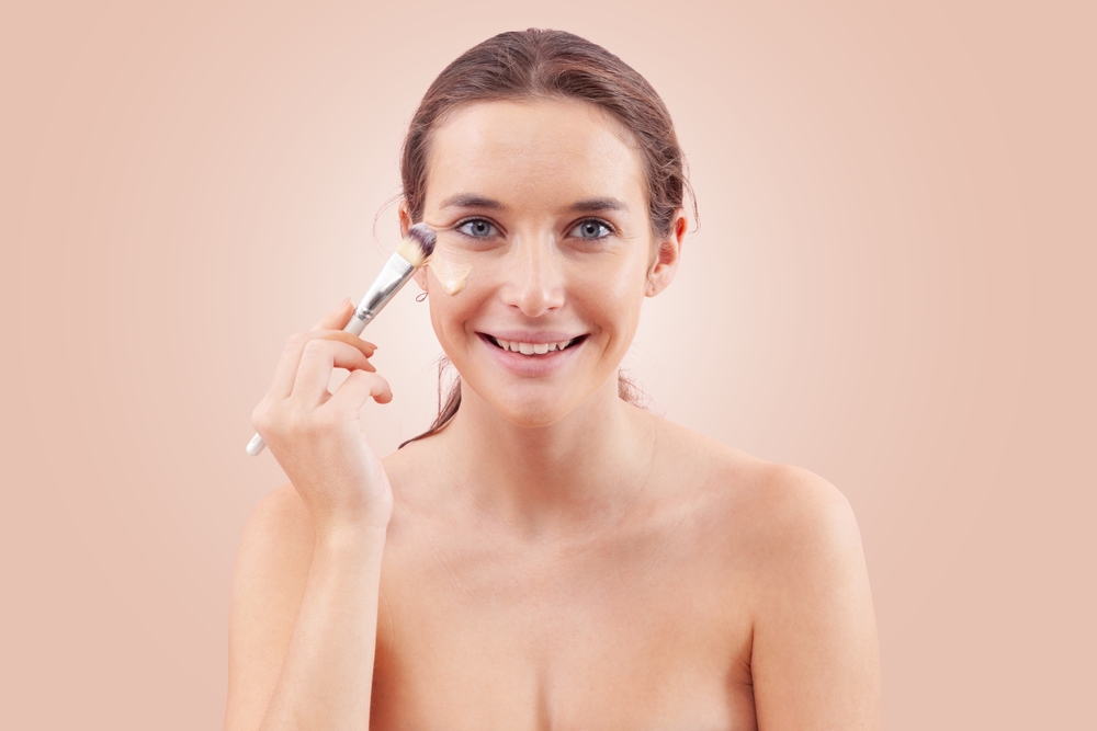femeie care aplica BB cream
